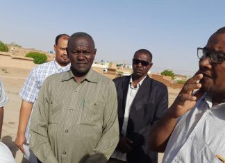 والي الخرطوم يقف على أطول جسرواقي من الفيضان بضفاف النيل والي الخرطوم يقف على أطول جسرواقي من الفيضان بضفاف النيل