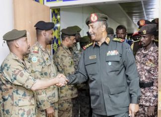 القائد العام للقوات المسلحة يتلقى تهاني العيد بالقيادة العامة القائد العام للقوات المسلحة يتلقى تهاني العيد بالقيادة العامة