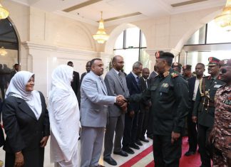 البرهان يتلقى تهاني العيد من أعضاء مجلس السيادة والعاملين بالأمانة العامة البرهان يتلقى تهاني العيد من أعضاء مجلس السيادةوالعاملين بالأمانة العامة