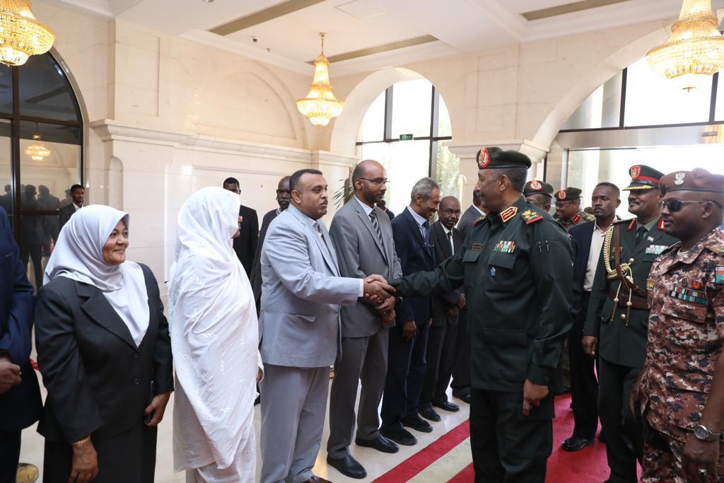 البرهان يتلقى تهاني العيد من أعضاء مجلس السيادةوالعاملين بالأمانة العامة البرهان يتلقى تهاني العيد من أعضاء مجلس السيادةوالعاملين بالأمانة العامة