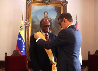 منح وسام البطل الفنزويلي لسفير السودان بفنزويلا منح وسام البطل الفنزويلي لسفير السودان بفنزويلا