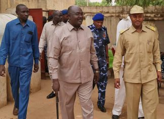 والي غرب دارفور يتفقد سير العمل برئاسة محلية الجنينة والي غرب دارفور يتفقد سير العمل برئاسة محلية الجنينة