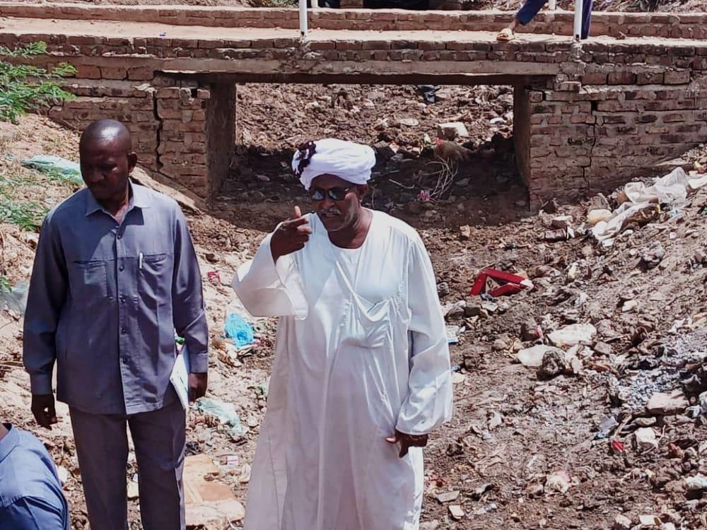 والي الجزيرة يعلن عن شراكة لتطهير المصارف وإنارة الطرق بمدني والي الجزيرة يعلن عن شراكة لتطهير المصارف وإنارة الطرق بمدني