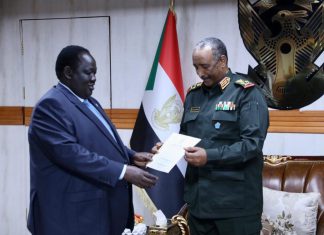 البرهان يتسلم رسالة خطية من سلفاكير تتعلق بالعلاقات الثنائية البرهان يتسلم رسالة خطية من سلفاكير تتعلق بالعلاقات الثنائية