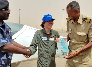 مسؤولو مطار مروي يستقبلون الطيار البلغاري الصغير ماك رزر فورد مسؤولو مطار مروي يستقبلون الطيار البلغاري الصغير ماك رزر فورد