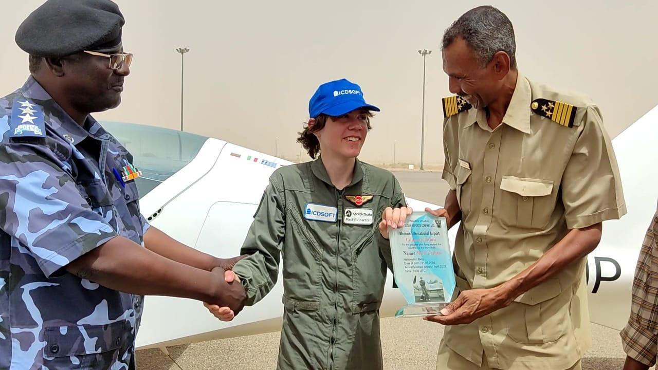 مسؤولو مطار مروي يستقبلون الطيار البلغاري الصغير ماك رزر فورد مسؤولو مطار مروي يستقبلون الطيار البلغاري الصغير ماك رزر فورد