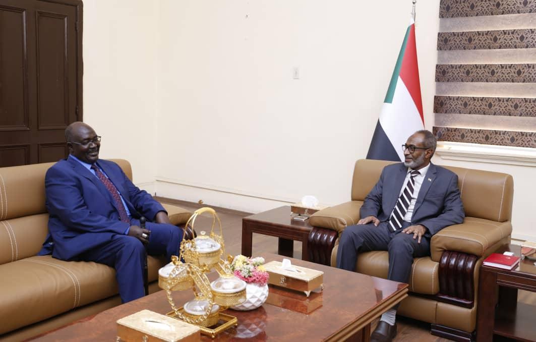 عضو السيادي د.عبدالباقي عبدالقادر يطلع على الاوضاع بغرب دارفور عضو السيادي د.عبدالباقي عبدالقادر يطلع على الاوضاع بغرب دارفور