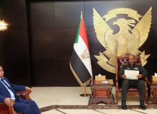 البرهان يتسلم رسالة خطية من الرئيس الإريتري إسياس افورقي البرهان يتسلم رسالة خطية من الرئيس الإريتري إسياس افورقي