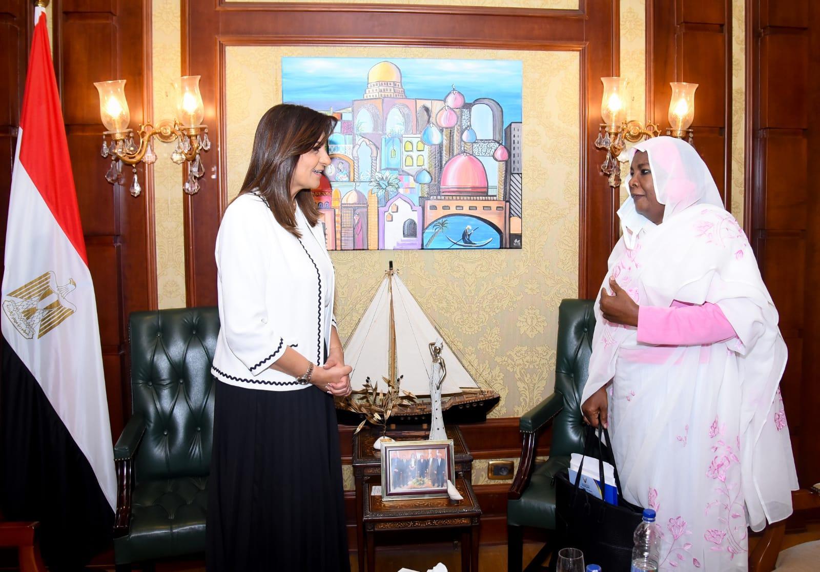 وزيرة العمل تبحث في القاهرة تبادل الخبرات بملف المهاجرين وزيرة العمل تبحث في القاهرة تبادل الخبرات بملف المهاجرين