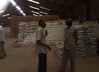 وزير الإنتاج بالنيل الأبيض يقف على غربلة وتنقية المحاصيل الزراعية وزير الإنتاج بالنيل الأبيض يقف على غربلةوتنقية المحاصيل الزراعية