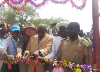 والي وسط دافور المكلف يعد بتقديم الخدمات لمحليات الولاية الجنوبية والي وسط دافور المكلف يعد بتقديم الخدمات لمحليات الولايةالجنوبية