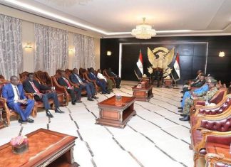 البرهان يطلع على مخرجات الآلية المشتركة بين السودان وجنوب السودان البرهان يطلع على مخرجات الآلية المشتركة بين السودان وجنوب السودان