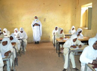 قرع الجرس إيذانا بانطلاقة امتحانات الأساس بولاية سنار قرع الجرس إيذانا بانطلاقة امتحانات الأساس بولاية سنار