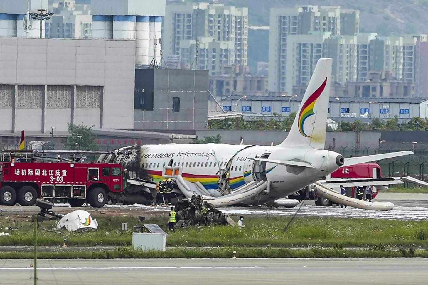 الصين: خروج طائرة عن مدرج المطار واشتعال النيران فيها
