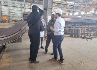 وزير البنى التحتية يقف على اعمال تصنيع بواكي كبري الدباسين وزير البنى التحتية يقف على اعمال تصنيع بواكي كبري الدباسين