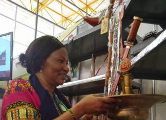 والي الخرطوم يوقع على دفتر الحضور بمعرض الخرطوم الدولي والي الخرطوم يوقع على دفتر الحضور بمعرض الخرطوم الدولي