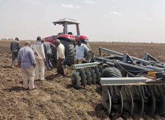 نثر سماد الداب والحراث للزراعه وإنتاج تقاوي القطن بمشروع الجزيرة نثر سماد الداب والحراث للزراعه وإنتاج تقاوي القطن بمشروع الجزيرة