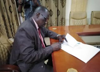 بادي يوقع على وثيقة قانون هيئة غابات إقليم النيل الأزرق بادي يوقع على وثيقة قانون هيئة غابات إقليم النيل الأزرق