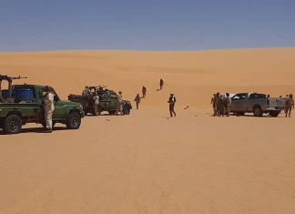 بعد تبادل لإطلاق النار مع عصابات إتجار بالبشر.. الدعم السريع تضبط سياره مسلحة بالصحراء بعد تبادل لإطلاق النار مع عصابات إتجار بالبشر.. الدعم السريع تضبط سياره مسلحة بالصحراء