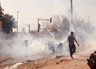 أطباء السودان تعلن سقوط إصابات خطيرة وسط المتظاهرين أطباء السودان تعلن سقوط إصابات خطيرة وسط المتظاهرين