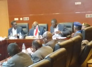 وزير المعادن يوكد أهمية تفعيل قانون منع الخلاطات بمناطق التعدين وزير المعادن يوكد أهمية تفعيل قانون منع الخلاطات بمناطق التعدين