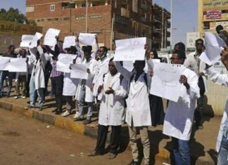 وقفة احتجاجية لأطباء الامتياز رفضاً لتوزيع (قائمة مايو) للولايات وقفة احتجاجية لأطباء الامتياز رفضاً لتوزيع (قائمة مايو) للولايات