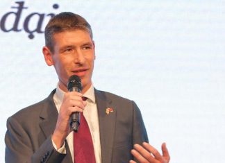 السفير البريطاني : اتفاقية سياسية شاملة “فقط” ستضع السودان على طريق التعافي السفير البريطاني : اتفاقية سياسية شاملة “فقط” ستضع السودان على طريق التعافي