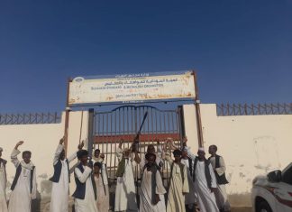 محتجون يغلقون مباني حكومية بمنطقة اوسيف شمال البحر الأحمر محتجون يغلقون مباني حكومية بمنطقة اوسيف شمال البحر الأحمر