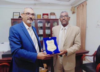 مباحثات لدفع التعاون بين جامعة القرآن والتأصيل والسفارة اليمنية بالخرطوم مباحثات لدفع التعاون بين جامعة القرآن والتأصيل والسفارة اليمنية بالخرطوم