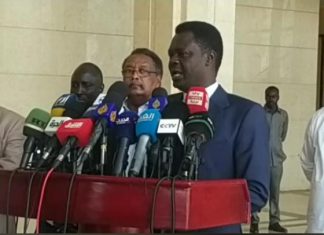 مناوي يلتقي سفراء الترويكا ويطلق تحذيرات من اي اتفاق ثنائي مناوي يلتقي سفراء الترويكا ويطلق تحذيرات من اي اتفاق ثنائي