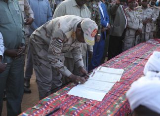دقلووحجر والهادي يشهدون التوقيع على وقف العدائيات بين الارنقا والرزيقات دقلووحجر والهادي يشهدون التوقيع على وقف العدائيات بين الارنقا والرزيقات