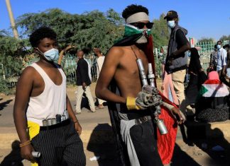 الشرطة: المتظاهرون انحرفوا عن السلمية وحرقوا الإطارات واستخدموا “البمبان” الشرطة: المتظاهرون انحرفوا عن السلمية وحرقوا الإطارات واستخدموا (البمبان)