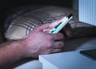 دراسة تحذر.. هذا ما يحدث للجسم عند استخدام الهاتف قبل النوم دراسة تحذر.. هذا ما يحدث للجسم عند استخدام الهاتف قبل النوم