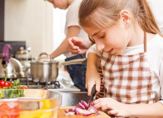 مشاركة الأطفال في الأعمال المنزلية قد يجعلهم أكثر ذكاء مشاركة الأطفال في الأعمال المنزلية قد يجعلهم أكثر ذكاء