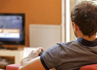 الجلوس مطولا أمام التلفاز يمكن أن يضر بقلبك الجلوس مطولا أمام التلفاز يمكن أن يضر بقلبك