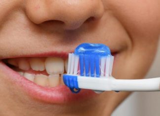 تنظيف الأسنان في وقت معين من اليوم عامل “مهم” لطول العمر تنظيف الأسنان في وقت معين من اليوم عامل "مهم" لطول العمر