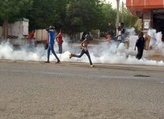 السودان.. ارتفاع عدد قتلى احتجاجات 30 يونيو الى 9 ومواجهات جديدة بين الشرطة ومتظاهرين في محيط شارع القصر السودان.. ارتفاع عدد قتلى احتجاجات 30 يونيو الى تسعة ومواجهات جديدة بين الشرطة ومتظاهرين في محيط شارع القصر