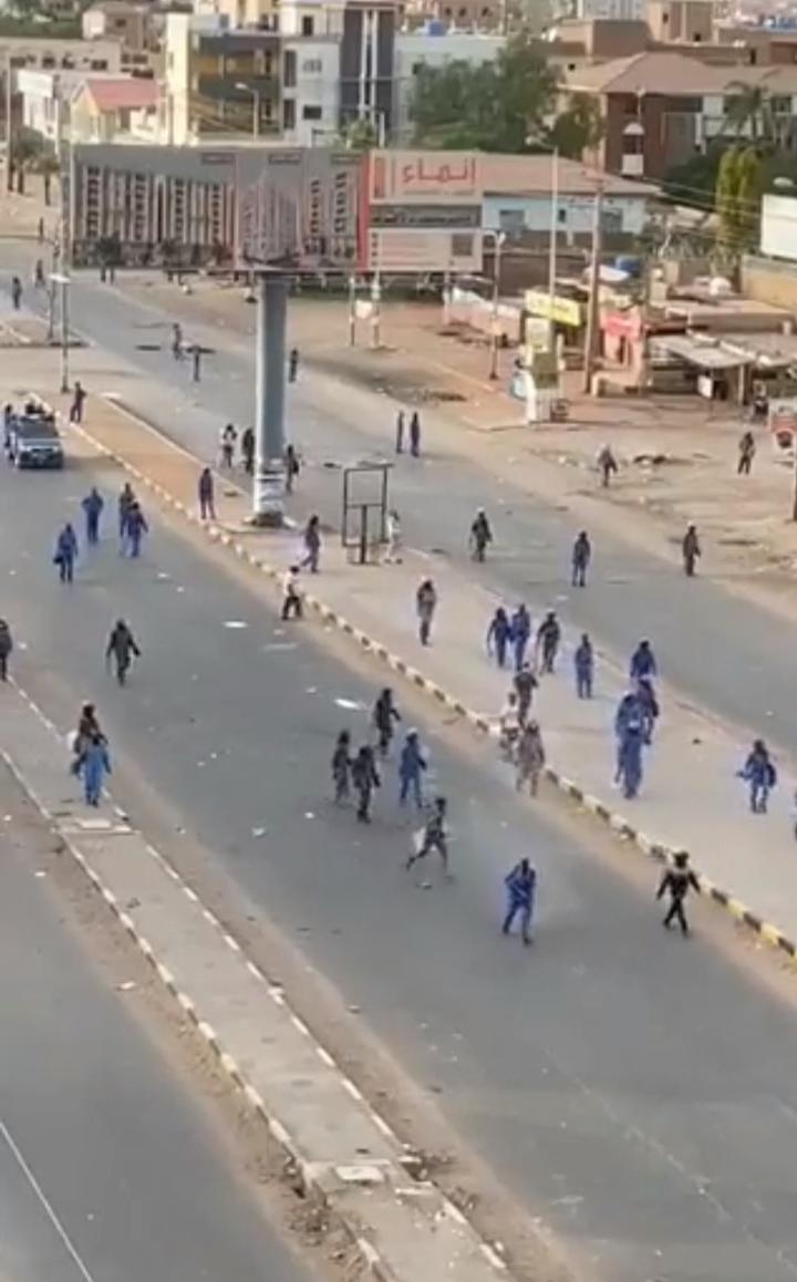 بالفيديو .. السودان : مقتل مواطن اثناء إطلاق قوات نظامية الرصاص في مظاهرات 30 يونيو وتركله على الأرض بالفيديو .. السودان : مقتل مواطن اثناء إطلاق قوات نظامية الرصاص في مظاهرات 30 يونيو وتركله على الأرض