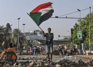 “متظاهرو المدنية” يعودون إلى شوارع الخرطوم بعد يوم دام “متظاهرو المدنية” يعودون إلى شوارع الخرطوم بعد يوم دام