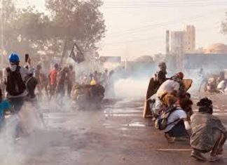 قوات الأمن السودانية تشتبك مع متظاهرين بعد مقتل محتجين قوات الأمن السودانية تشتبك مع متظاهرين بعد مقتل محتجين
