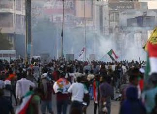 إطلاق الغازات المسيلة للدموع لمنع متظاهرين الاقتراب من القصر عاجل.. اطلاق الغازات المسيلة للدموع لمنع متظاهرين الاقتراب من القصر