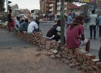 اتساع رقعة الإعتصامات والإحتجاجات في السودان ضد العسكريين اتساع رقعة الإعتصامات والإحتجاجات في السودان ضد العسكريين واغلاق طرق بالمتاريس وتحذيرات وتحركات من محامو الطوارئ