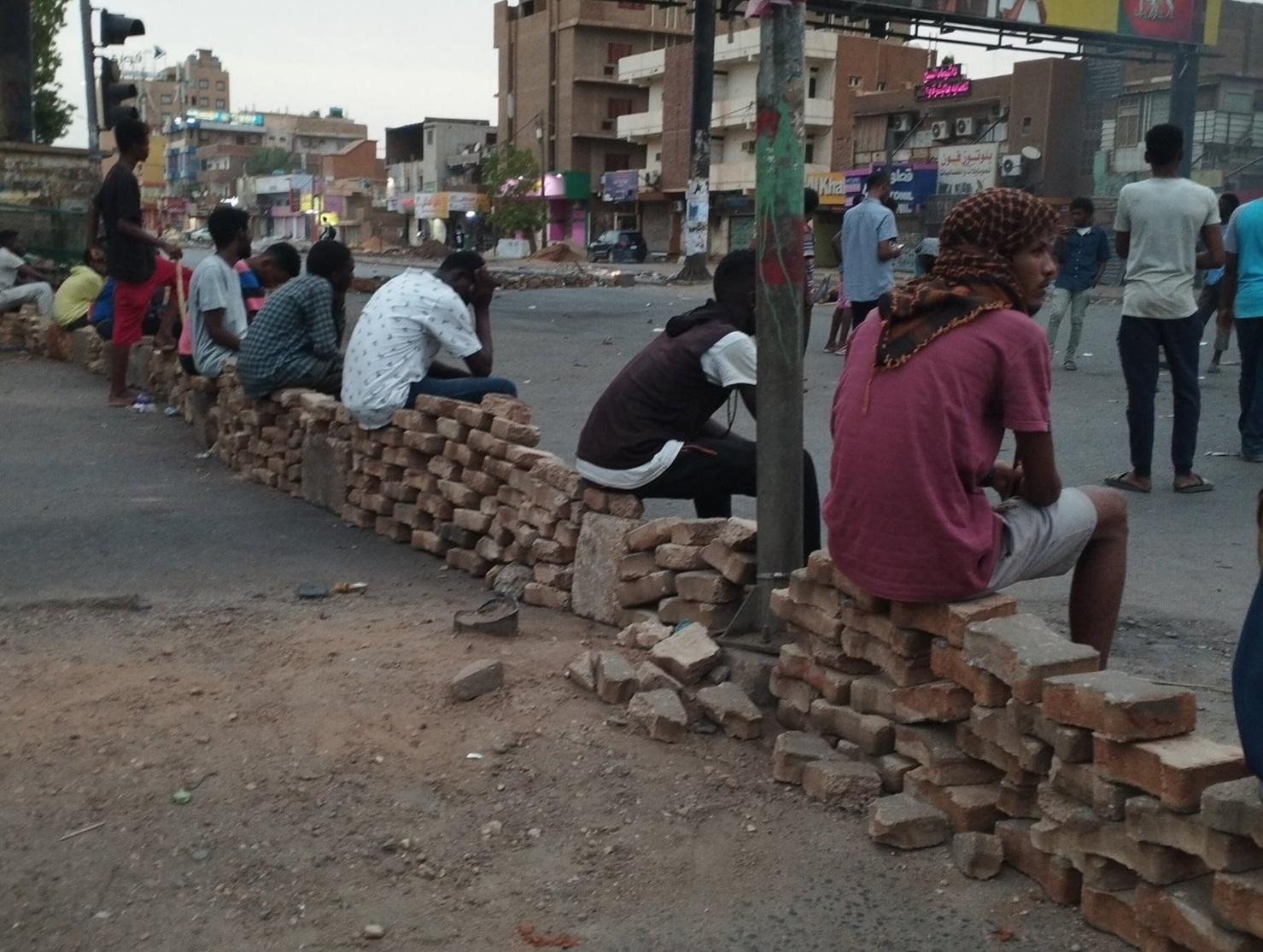 اتساع رقعة الإعتصامات والإحتجاجات في السودان ضد العسكريين واغلاق طرق بالمتاريس وتحذيرات وتحركات من محامو الطوارئ اتساع رقعة الإعتصامات والإحتجاجات في السودان ضد العسكريين واغلاق طرق بالمتاريس وتحذيرات وتحركات من محامو الطوارئ