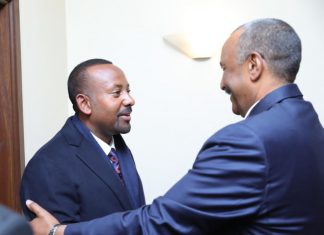 أول لقاء بين البرهان وابي أحمد بعد إغتيال 7جنود من سودانيين على يد القوات الإثيوبية أول لقاء بين البرهان وابي أحمد بعد إغتيال 7جنود من الجيش السوداني على يد القوات الإثيوبية(بالصور)