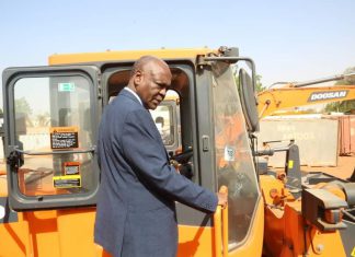 وزير المعادن يدشن الآليات الجديدة لهيئة الأبحاث الجيولوجية. وزير المعادن يدشن الآليات الجديدة لهيئة الأبحاث الجيولوجية.