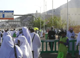 حجاج بيت الله يقفون بصعيد عرفات لأداء ركن الحج الأعظم حجاج بيت الله يقفون بصعيد عرفات لأداء ركن الحج الأعظم