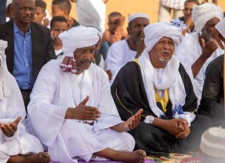 البرهان يؤدي صلاة العيد بمنطقة الزاكياب خلوة الشيخ الرفاعي البرهان يؤدي صلاة العيد بمنطقة الزاكياب خلوة الشيخ الرفاعي