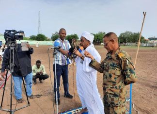 والي القضارف ورئيس الاركان يؤدون صلاة العيد بالفرقة الثانية مشاة والي القضارف ورئيس الاركان يؤدون صلاة العيد بالفرقة الثانية مشاة