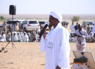 دقلو يؤدي صلاة عيد الاضحى بمنطقة الزرق بشمال دارفور دقلو يؤدي صلاة عيد الاضحى بمنطقة الزرق بشمال دارفور