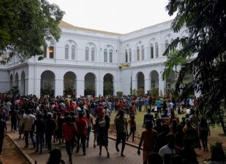 نقل الرئيس السريلانكي إلى قاعدة قرب المطار نقل الرئيس السريلانكي إلى قاعدة قرب المطار